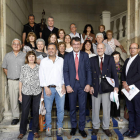 Dos momentos de la recepción a los inmigrantes en la Diputación (arriba) y en el Ayuntamiento (abajo). MARCIANO