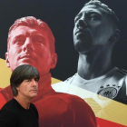 El seleccionador Löw, en la concentración de Alemania junto a una imagen de Kroos y Boateng.