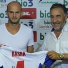 Vullnet Basha posa con su nueva camiseta, que lucirá el número 4, junto al presidente blanquiazul, José Fernández Nieto.