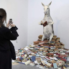 Imagen de archivo de una obra de la artista Pilar Albarracín con los libros como protagonistas. HORACIO VILLALOBOS