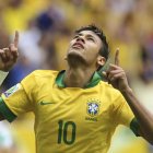 Neymar lo celebra tras marcar el primer gol ante Japón, durante el partido inaugural.