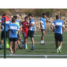 Carlos Terrazas, a la derecha de la imagen, da instrucciones a sus jugadores durante una sesión de entrenamiento en el Anexo de El Toralín. L. DE LA MATA