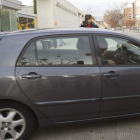 Un coche traslada a uno de los curas y al profesor de Religión.