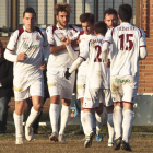 Los jugadores de la Cultural felicitan a Joshua, autor del gol de la victoria leonesa.
