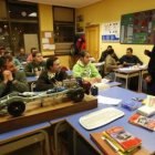 Un profesor imparte clase a un grupo de alumnos en una autoescuela de León en una imagen de archivo