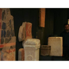 El director del Museo de León, Luis Grau Lobo, en el lapidario que acoge Pallarés.