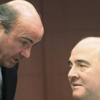 De Guindos conversa con su homológo galo, Moscovici.