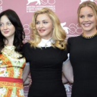Madonna posa con las actrices Andrea Riseborough (izquierda) y Abbie Cornish durante la presentación de la segunda película como directora de la cantante.