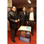 Fidel Cerezales (izda.) y Carlos López Riesco (centro), antes del mitin