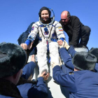 La actriz Yulia Peresild sale de la Soyuz ayudada por personal de tierra en la EEI en Kazajistán. PAVEL KASSIN / ROSCOSMOS PRESS