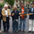 Isabel Carrasco corta la cinta para inaugurar la obra de asfaltado de calles en Besande.