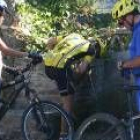 Un grupo de ciclistas, junto a una de las fuentes de San Cristóbal de Valdueza