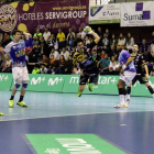 El lateral Fede Vieyra, máximo goleador del partido con cinco dianas, encuentra el pasillo hasta la línea de seis metros para batir al portero de Benidorm. LOF