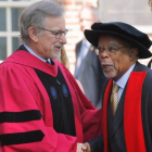 Steven Spielberg pronuncia el discurso de graduación en la Universidad de Harvard.