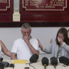 La madre, el padre, la mujer y la suegra del soldado asesinado, en una rueda de prensa.