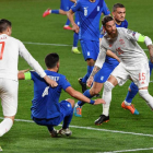 Morata y Ramos disputan un balón a los delanteros griegos en un partido donde España apenas tiró a puerta. MIGUEL ÁNGEL MOLINA