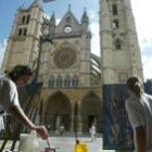 Dos artistas plasman sus particulares visiones de la Catedral leonesa durante la mañana de ayer