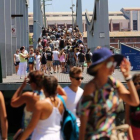 Aluvión de turistas en la pasarela del Maremagnum, en Barcelona.