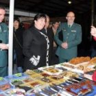 Ana Luisa Durán conversa con uno de los participantes en la feria en presencia de los mandos de la G
