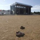 Un par de zapatillas deportivas siguen en el suelo del estadio Hay Nahda, un día despues de la trage