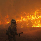 Dotaciones de la UME y cuadrillas contraincendios trabajan en la extinción del incendio forestal registrado en el ayuntamiento de Santiago de Compostela.