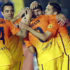 Futbolistas del Barcelona abrazan a Iniesta tras el gol del español, tercero de su equipo.