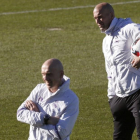 Zidane, junto a su ayudante David Bettoni, en el entrenamiento de este miércoles en Valdebebas.