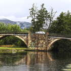 El problema de ancho del puente de Cacabelos se solventará con la inversión de 600.000 euros.