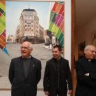 El artista Nadir entre el deán Eduardo Prieto y el director del Museo de la Catedral, Rascón.