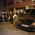 Vecinos de Vallecas se concentran frente a la casa del presunto asesino del hombre de 64 años apuñalado el pasado domingo.