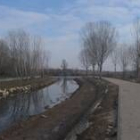 El paseo del río Jamuz, pendiente de remates, es uno de los proyectos veteranos de este programa