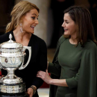 La reina Letizia y Lydia Valentín, en una entrega de premios en 2018. EMILIO NARANJO