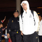 Cristiano, en el aeropuerto de León el día antes de jugar contra la Ponferradina en 2011. RAMIRO