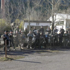 Los participantes visten como militares y portan armas que disparan bolitas biodegradables.