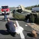 Imagen del Renault Megane accidentado a la llegada de los bomberos