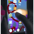 Un usuario con WhatsApp y Facebook consulta su 'smartphone'.