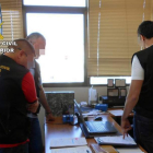 Agentes de la Guardia Civil durante un registro. EFE