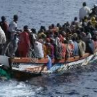 Un cayuco con 103 ocupantes llega a un puerto de La Gomera