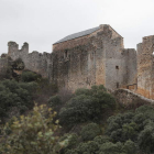 Vista del Castillo de Cornatel, que tiene a la Casa Colgante en la zona izquierda de la imagen. L, DE LA MATA