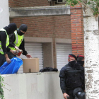 Efectivos de los Mossos durante el registro en Sabadell.