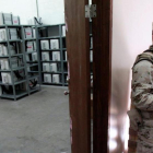 Un soldado custodia material electoral en la ciudad de Juárez.