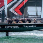 El barco del equipo Emirates Team New Zealand, con sus revolucionarias bicicletas, entrenando en su base de Auckland el pasado mes de febrero.