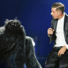 El cantante italiano Francesco Gabbani durante los ensayos del festival Eurovision 2017, con un bailarín disfrazado de gorila