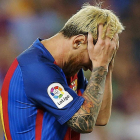Leo Messi se echa las manos a la cabeza durante el partido ante el Deportivo Alavés. ALEJANDRO GARCÍA