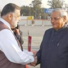 En la magen, el primer ministro de Pakistán recibe a su homólogo indio en el aeropuerto de Islamabad