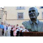 En septiembre de 2012, su Villafranca del Bierzo natal dedicó un busto al escritor y profesor Ramón Carnicer