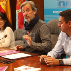 Carmen Álvarez Vilas con el edil Muñoz y el técnico municipal. ANA F. BARREDO