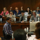 Momento de la votación de uno de los puntos del orden del día del Pleno. L. DE LA MATA