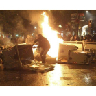 Varios jóvenes vuelcan y queman contenedores formando barricadas durante los incidentes producidos tras la manifestación llevada a cabo en el barrio de Sants de Barcelona.