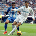 Cristiano Ronaldo controla en balón ante el intento de Recio de arrebatárselo. GUILLÉN